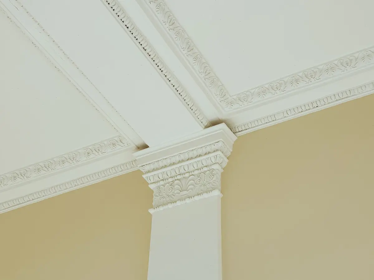 Plain run of coving meeting in a clean internal corner