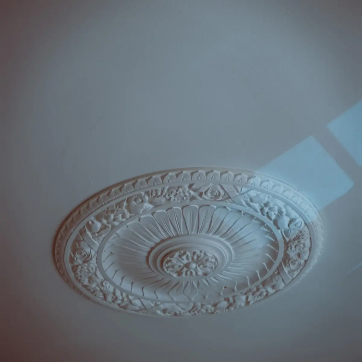 Cast ceiling medallion