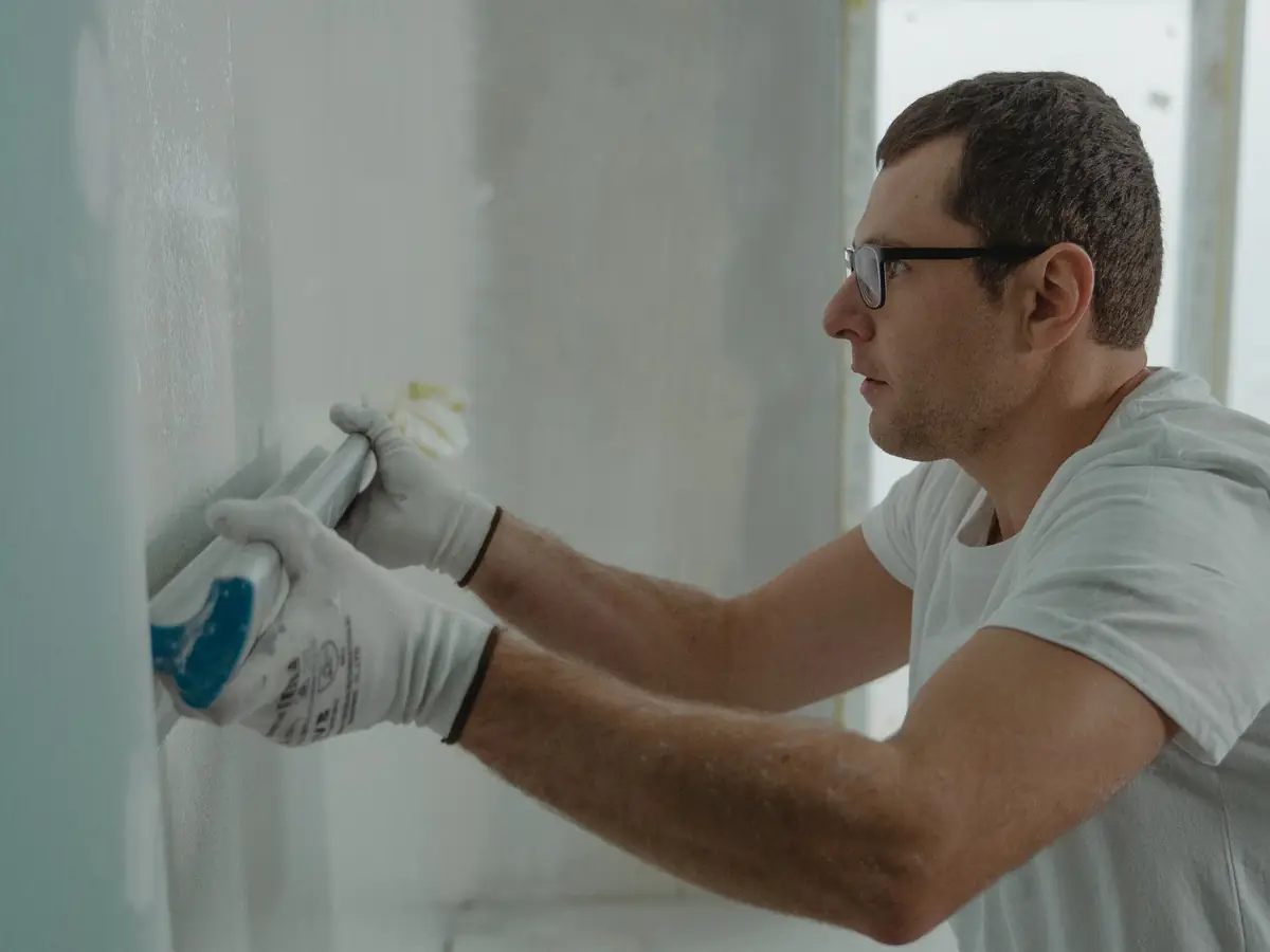 Applying jointing compound over a taped plasterboard joint