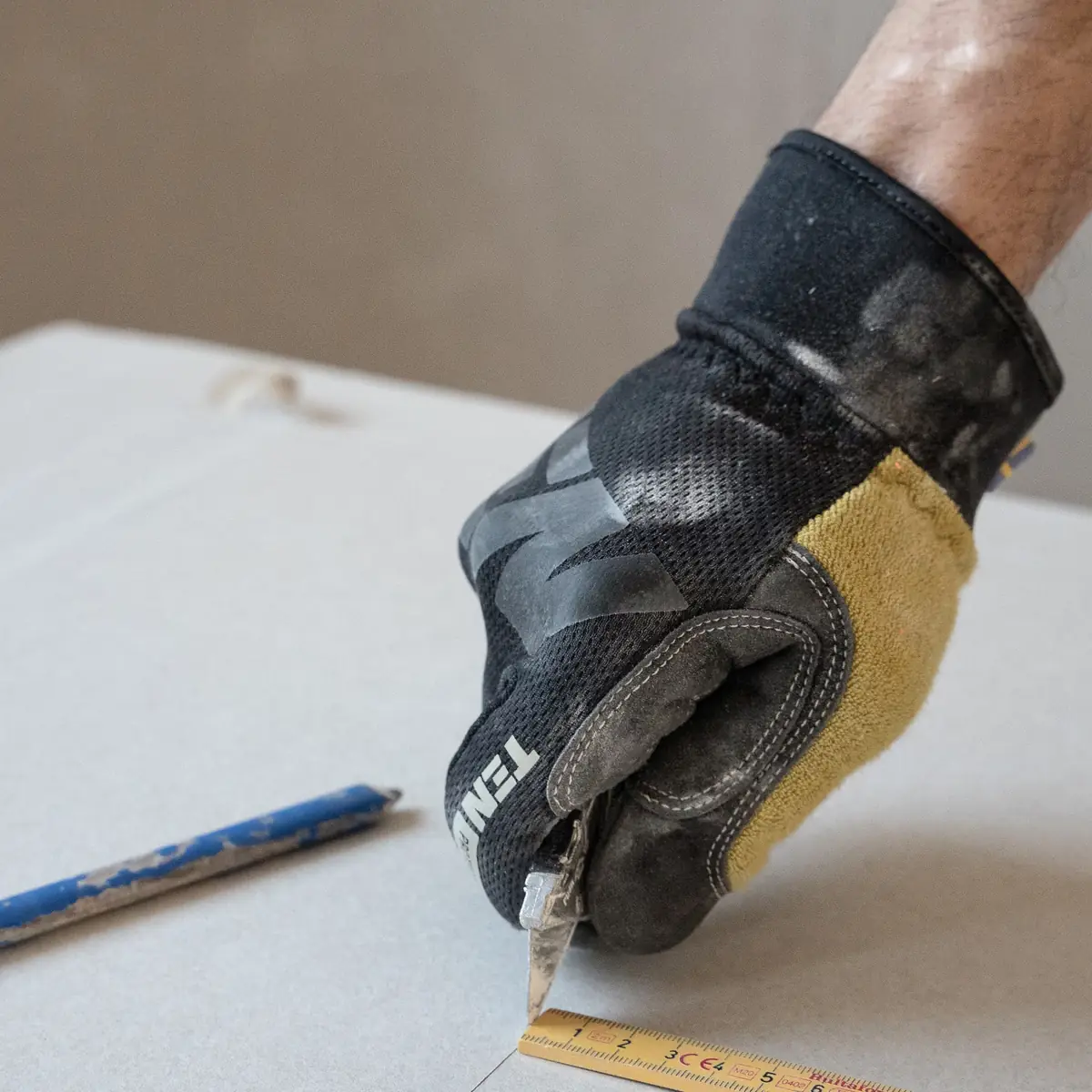 Cutting plasterboard to size