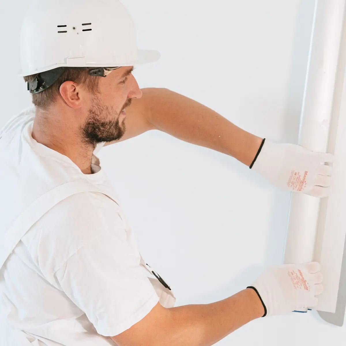 Fixing plasterboard to a framed lining