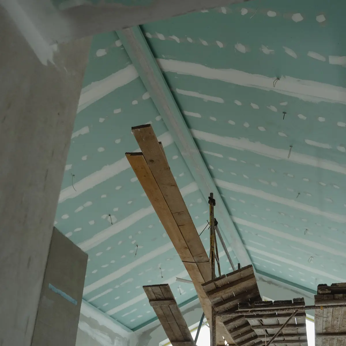 Boarding a ceiling