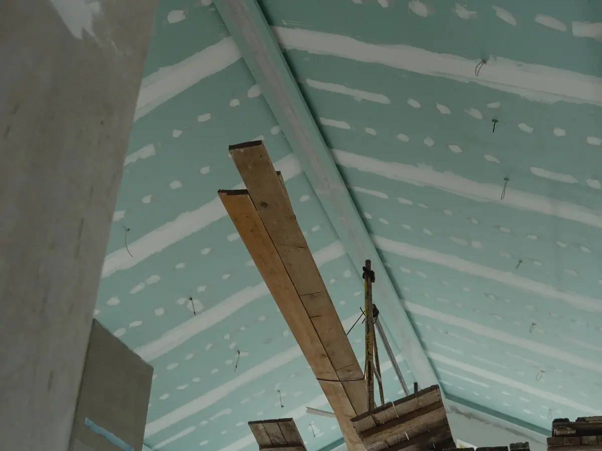 Plasterboard ceiling fixed to a suspended frame