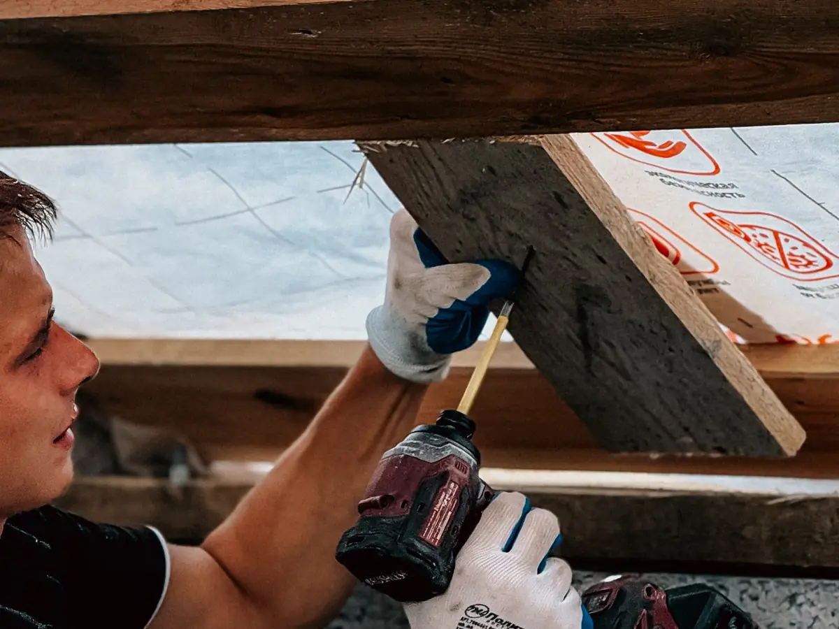 Fixing an insulation board to a wall with a drill and anchor
