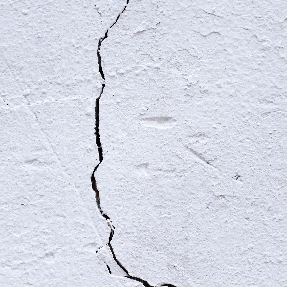 Cracked old plaster before repair