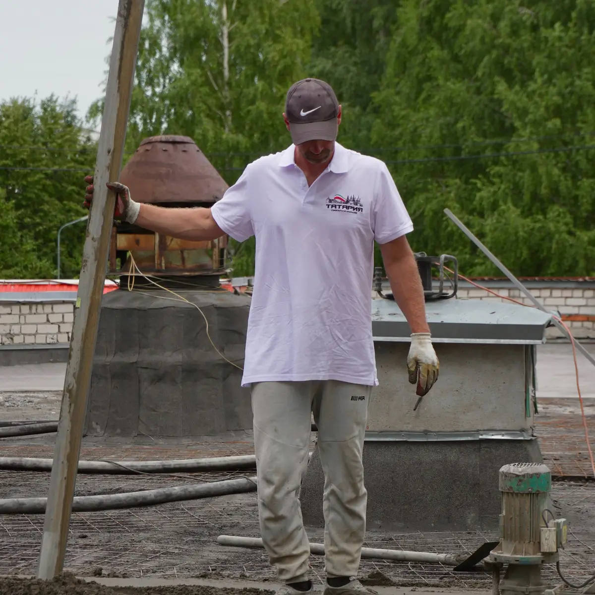 Levelling a fresh screed